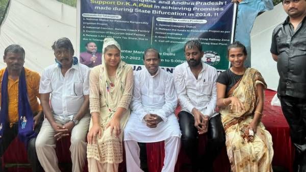 ఓ పక్క వర్షం.!మరోపక్క దీక్ష.!విభజన హామీలకోసం ఢిల్లీలో నిరసన తెలుపుతున్న కేఏ పాల్.!