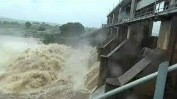 ప్రమాదపుటంచున క‌డెం ప్రాజెక్టు.. 12గ్రామాల ప్రజలు సురక్షిత ప్రాంతాలకు తరలింపు; రెడ్ అలెర్ట్!!