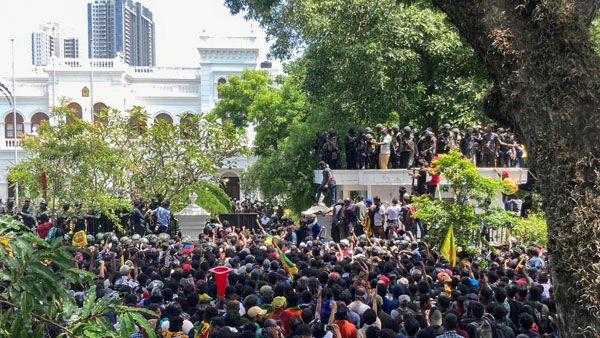 ఆందోళనకారుల చేతుల్లో ప్రధానమంత్రి కార్యాలయం: మరో పిక్నిక్ స్పాట్: ఆ నిర్ణయంపై జనాగ్రహం