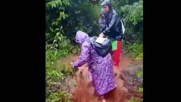 Viral Video: వానొచ్చినా.. వరదొచ్చినా.. తగ్గేదే లే.. ప్రజల కోసం ఆశ వర్కర్ల సాహసం..