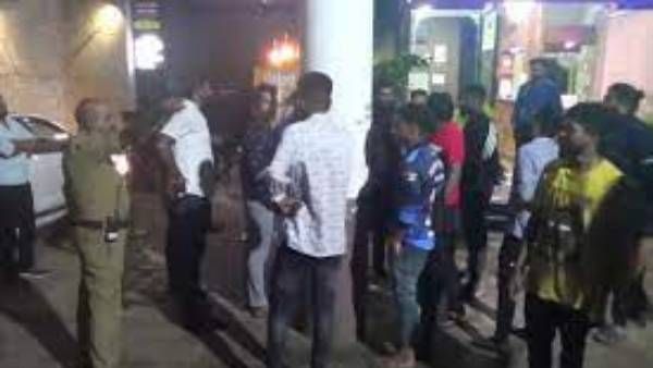 Students: పబ్ లో అమ్మాయిలతో ?, భజరంగ్ దళ్ ఎంట్రీ, లిప్ లాక్ అమ్మాయిల !