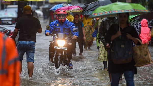 ముంబైలో దంచికొడుతున్న వర్షాలు: ఆరెంజ్ అలెర్ట్ జారీ, అధికారులను అలెర్ట్ చేసిన మహారాష్ట్ర సీఎం!!