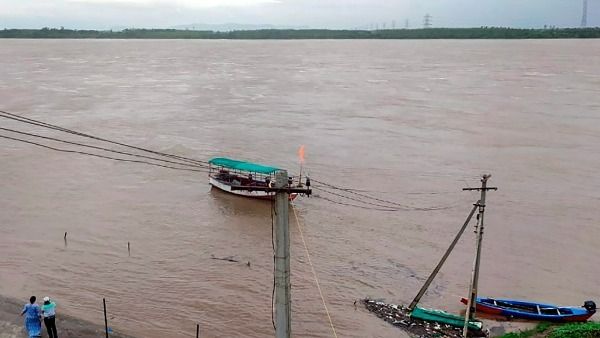 తెలంగాణాలో దంచికొడుతున్న వర్షాలు; 13జిల్లాలకు రెడ్ అలెర్ట్; ప్రమాదకరంగా గోదావరి; తాజా సమాచారమిదే!!