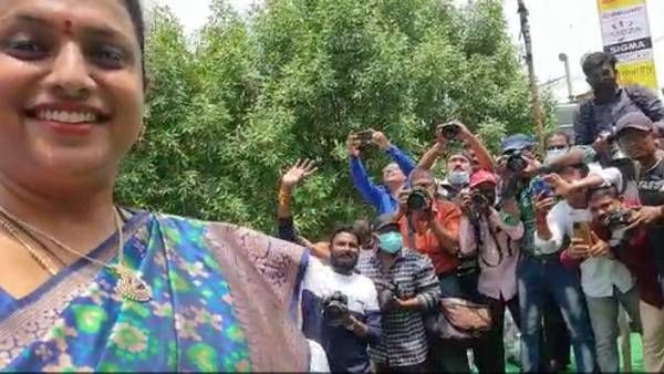 RK Roja Record : రోజాను ఒకేసారి ఫొటో తీసిన 3 వేల మంది ఫొటోగ్రాఫర్స్-కారణమిదే..