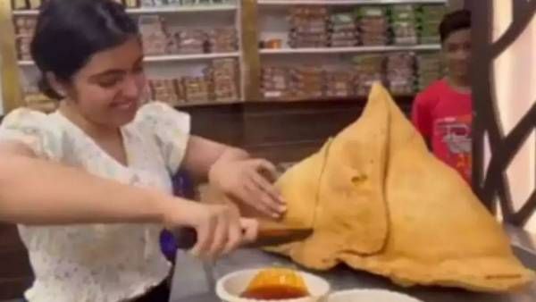 viral:భారీ సమోసా.. అరగంటలో తింటే ప్రైజ్ మనీ ఎంతంటే...?