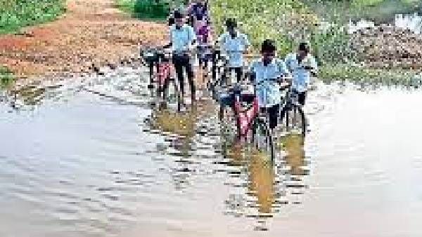 చదువు కోసం ఆ చిన్నారుల సాహసం ... నిత్యం వాగు దాటుతూ ఎంతో కష్టం