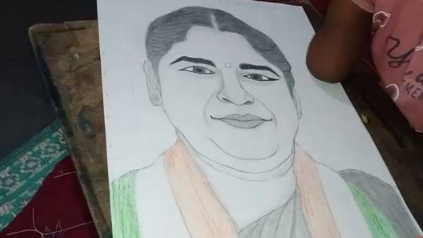 చేతులు లేకున్నా ఎమ్మెల్యే సీతక్క బొమ్మగీసిన ఏపీ బాలిక.. భావోద్వేగానికి గురైన సీతక్క!!