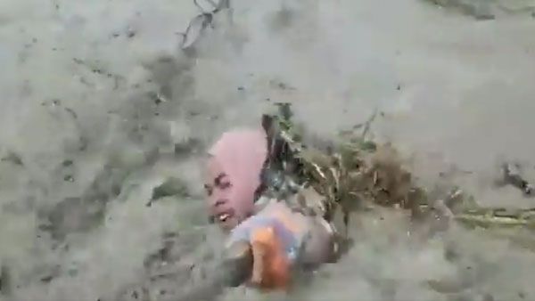 Viral Video: పిచ్చి పిక్స్ కు వెళ్లింది.. నీటిలో మునిగిపోతున్నా సెల్ఫీ తీసుకుంటున్న మహిళ..