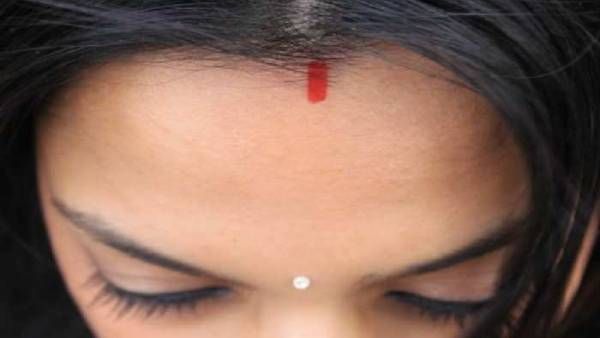 Vastu tips: తలస్నానం చేసిన వెంటనే సింధూరం పెట్టుకోవచ్చా? ఏ వేలితో బొట్టు పెట్టుకోవాలి?