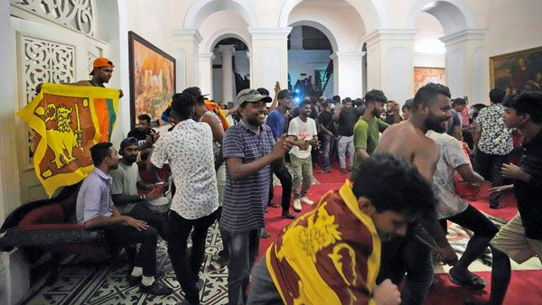 శ్రీలంక అధ్యక్షుడి ఇంట్లో గుట్టలు గుట్టలుగా నోట్ల కట్టలు: బిత్తరపోయిన ఆందోళనకారులు