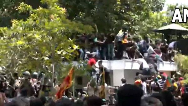 అట్టుడుకుతున్న శ్రీలంక: ప్రధాని నివాసంపై దండయాత్ర: భద్రత బలగాలతో యుద్ధం: ఎమర్జెన్సీ విధింపు