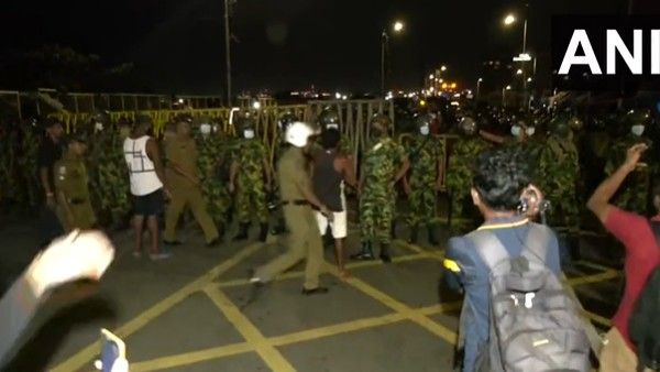 నిరసనలపై శ్రీలంక అధ్యక్షుడి ఉక్కుపాదం - తగ్గేది లేదంటూ..!!