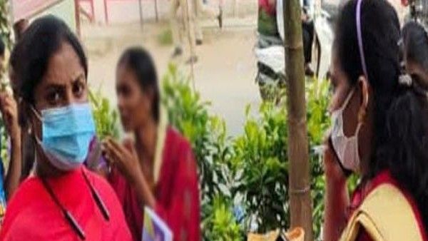 గ్యాంగ్ సినిమా సీన్ రిపీట్: ఏసీబీ అధికారులమంటూ జ్యూవెలరీ షాప్‌లోకెళ్లిన కి'లేడీ'లు.. ఏం జరిగిందంటే!!