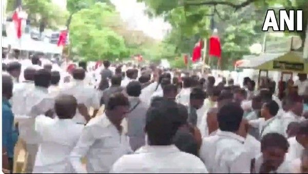 జయలలిత పార్టీలో ఆరని చిచ్చు: తన్నుకుంటోన్న ఈపీఎస్-ఓపీఎస్: ఆఫీస్ తలుపులు పగొలగొట్టి