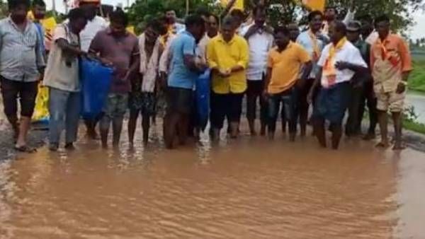 ఏపీలో వర్ష బీభత్సం: రోడ్డుపై చేపలు వదిలిన టీడీపీ నేత..