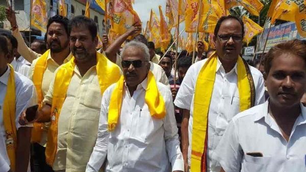 చంద్రబాబు పర్యటనలో జేబు దొంగ చేతివాటం: మాజీ మంత్రి పర్సు మాయం