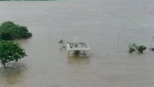 వీడియో: వరద ప్రవాహాం, మునిగిన ఆలయం, నిండుకుండల్లా చెరువులు