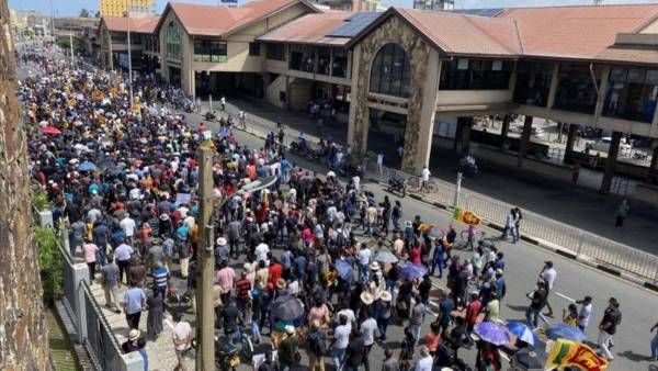 శ్రీలంక ప్రధాని రాజీనామా.. నిరసనల హోరు, తలొగ్గిన విక్రమసింఘే