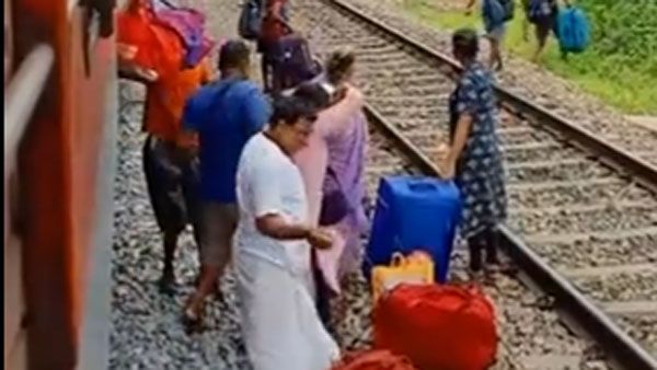 ఆగిన రైలు దిగి.. వేగంగా మరోరైలు వస్తున్నా.. వీళ్ళేం చేశారో చూడండి: వీడియో వైరల్!!
