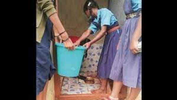 Viral Video: పాఠశాల విద్యార్థులతో టాయిలెట్లు గడిగించిన ఉపాధ్యాయులు.. వైరల్ అయిన వీడియో..