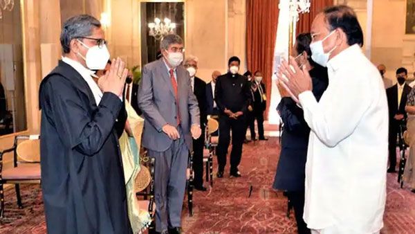 ఉపరాష్త్రపతి వెంకయ్య - సీజేఐ ఇద్దరూ ఒకే సమయంలో : మళ్లీ ఛాన్స్ దక్కేదెన్నడు..!!