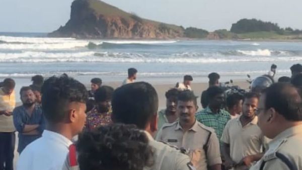 బీచ్‌లో ఐదుగురు విద్యార్థులు గల్లంతు: ఏడుగురిలో ఒకరు మృతి, మరొకరు ఆస్పత్రిలో