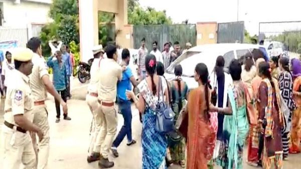 జనగామలో మంత్రి ఎర్రబెల్లికి నిరసన సెగ; వీఆర్ఏల ఆందోళనతో కలెక్టరేట్ వద్ద ఉద్రిక్తత