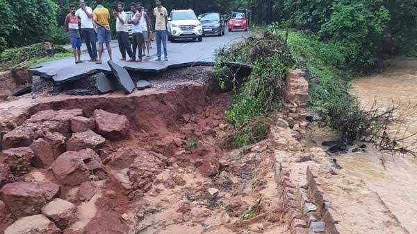 ఉమ్మడి వరంగల్ జిల్లాలో భారీవర్షాలు; పలుచోట్ల రాకపోకలు బంద్, పాలేరువాగులో చిక్కుకున్న కూలీలు సేఫ్!!
