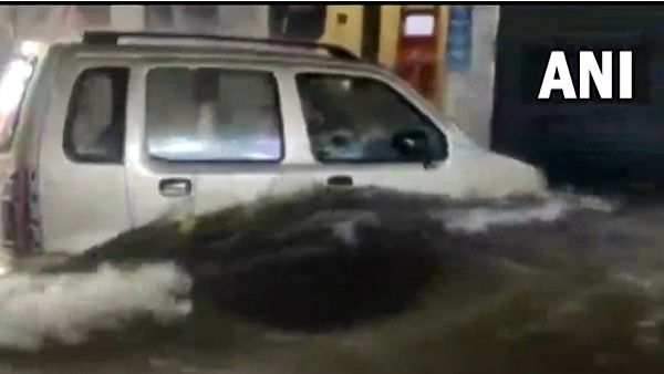 viral video:వరద తాకిడికి కొట్టుకుపోయిన కారు, ఇదిగో వీడియో, వైరల్