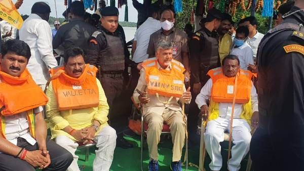 గోదావరి వరద ప్రాంతాల్లో చంద్రబాబు టూర్-బోటులో ప్రయాణిస్తూ బాధితుల పరామర్శ
