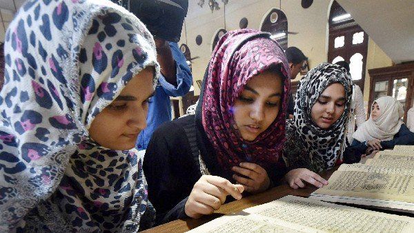 School: అక్కడ స్కూల్స్ కు ఆదివారం కాదు శుక్రవారం సెలవు, దెబ్బకు కమిటీలు రద్దు, మనదేశంలో !