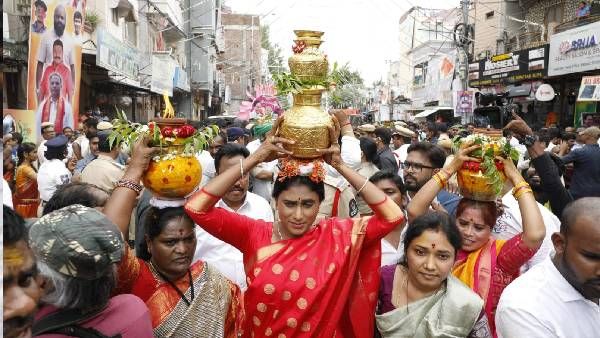 బోనమెత్తిన వైఎస్ షర్మిల: జై తెలంగాణ అంటూ: వైఎస్ జగన్ పాపులర్ డైలాగ్