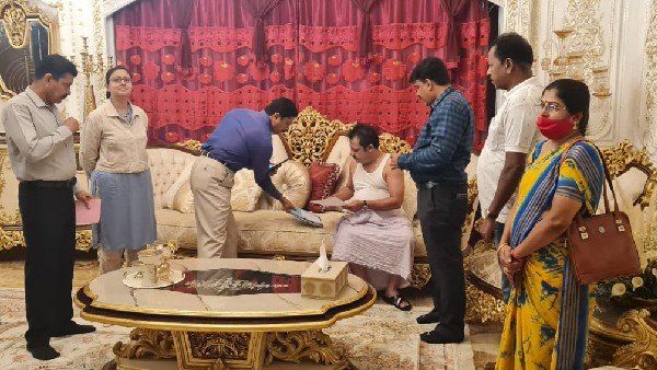 ACB: మాజీ మంత్రి, ఎమ్మెల్యేకి చుక్కలు చూపించిన ఏసీబీ, ఇల్లు, గెస్ట్ హౌస్, అపార్ట్ మెంట్, ఆఫీసుల్లో, ఢిల్లీ దెబ