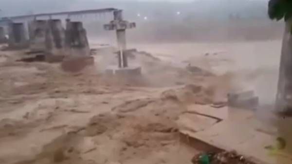 video: భారీ వర్షాలతో కుప్పకూలిన రైల్వే బ్రిడ్జి