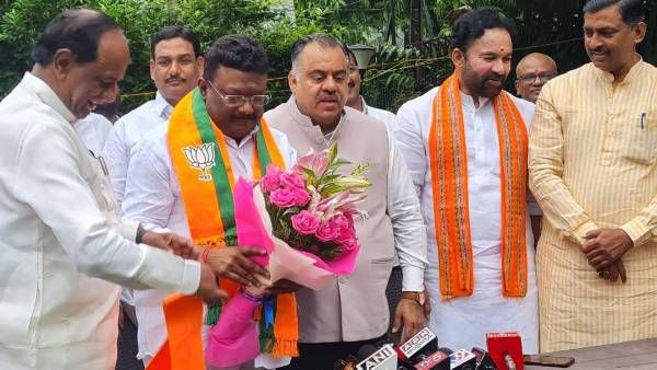 బీజేపీలో చేరిన దాసోజు శ్రవణ్: సొంత ఇంటికి వచ్చినట్టుంది! స్వాగతించిన నేతలు