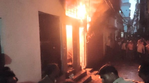 మూడంతస్తుల భవనంలో భారీ అగ్ని ప్రమాదం: పిల్లలు సహా ఐదుగురు సజీవదహనం