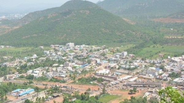 సింహాచలం ఆస్తుల్ని మీరెలా క్రమబద్దీకరిస్తారు ? జగన్ సర్కార్ కు హైకోర్టు ప్రశ్న-పేదలకు పంచేస్తారా ?