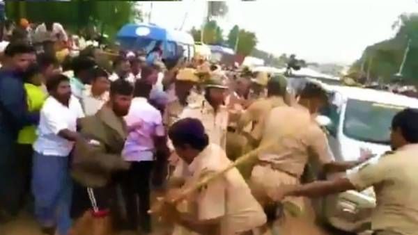 మిడ్ మానేరు ముంపుబాధితులపై లాఠీచార్జ్: కేసీఆర్ పై బండి సంజయ్, రేవంత్ రెడ్డి మాటలదాడి!!