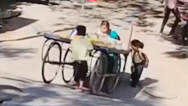 Viral Video: వయస్సులో చిన్న అయినా మనస్సులో చాలా పెద్దోళ్లు ఈ చిన్నారులు.. వీడియో వైరల్..