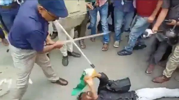 ఇదేంది స్వామి: కొలువు అడిగితే లాఠీతో కొట్టి, జాతీయ జెండా పట్టుకున్న..(వీడియో)