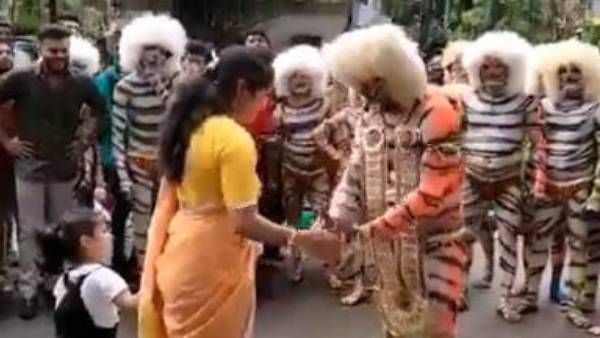 viral video:చిట్టి తల్లీ డ్యాన్స్ అదిరింది, కళాకారుడితో కలిసి స్టెప్పులు.. వైరల్