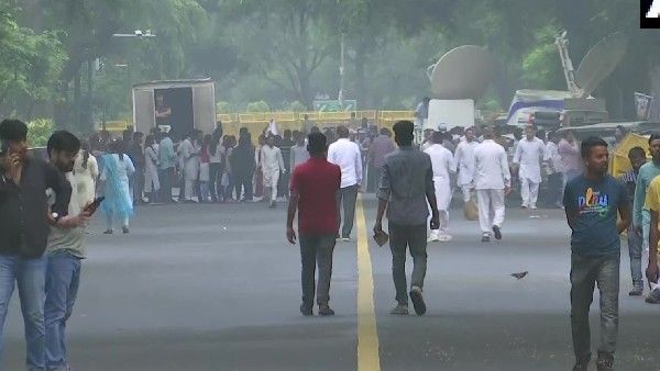 దేశవ్యాప్తంగా కాంగ్రెస్ నిరసనలు ప్రారంభం-ఢిల్లీలో ఉద్రిక్తత-కాంగ్రెస్ ర్యాలీ అడ్డగింపు