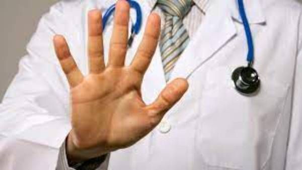 మహిళా పేషెంట్ ప్రైవేట్ భాగాలు తాకుతూ వైద్యుడి పైశాచికం: పదేళ్ల జైలు