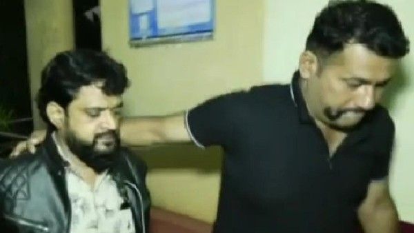 Criminal: జైల్లో ఉండే క్రిమినల్ లాడ్జ్ లో అమ్మాయితో నగ్నంగా ?, బయట పోలీసులు యూట్యూబ్ ? క్లేమాక్స్ లో !