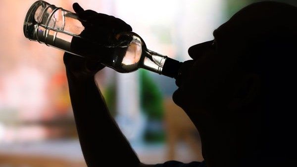 viral clip:నడిరోడ్డుపై పెగ్ వేస్తూ.. దేవ్ భూమిలో ఇలా, లోకల్స్ ఫైర్