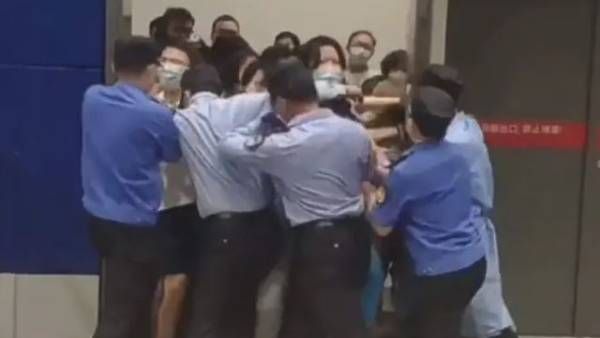 viral video:చైనాలో ఐకియా మాల్‌లో ఇలా.. క్వారంటైన్ టెన్షన్‌తో పరుగులు