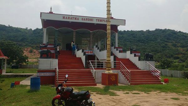 75ఏళ్ళ స్వాతంత్ర్య వేడుకల వేళ.. మహాత్ముడి ఆలయానికి పాదయాత్రగా వెళ్తున్న భక్తులు.. ఎక్కడో తెలుసా!!