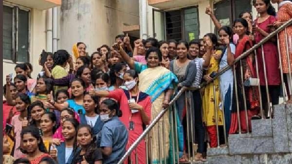 బాసర ట్రిపుల్ ఐటీ విద్యార్థులతో గవర్నర్ తమిళిసై అల్పాహారం: ప్రొటోకాల్ వివాదంపై