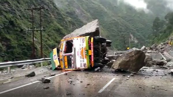 GVMC corporators : కులుమనాలీ కొండల్లో వైజాగ్ కార్పోరేటర్లు-విరిగిపడిన కొండచరియలు