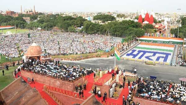 ఎర్రకోటపై జెండా ఎగురవేసిన ప్రధాని: ఐదు ప్రతిజ్ఠలతో మోడీ ప్రసంగం సాగిందిలా, తెలుగు రాష్ట్రాల్లో వేడుకలు